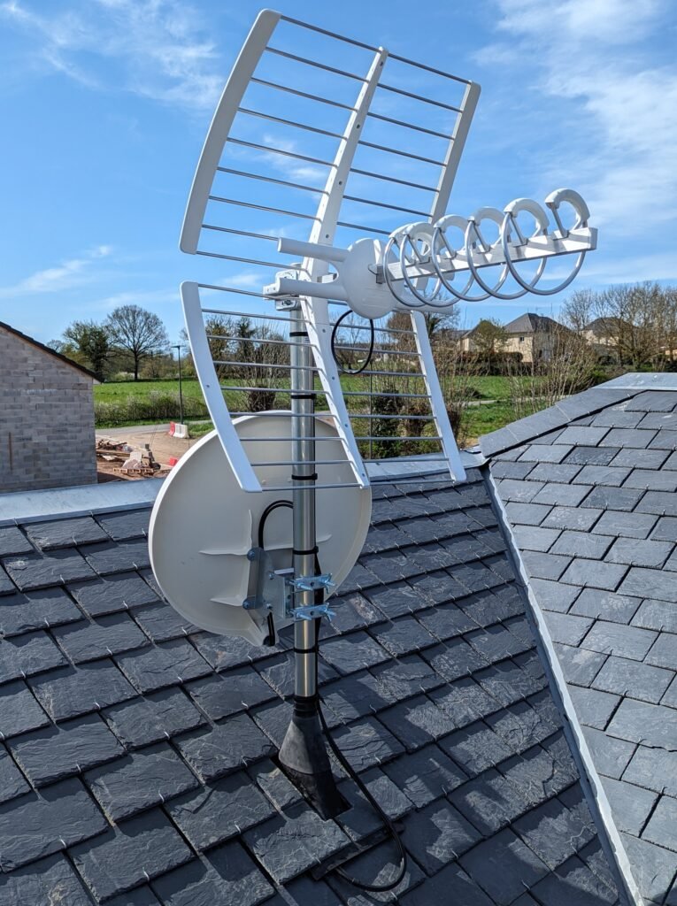 Installation Antenne et parabole fixer sur un mat d'un toit en ardoise