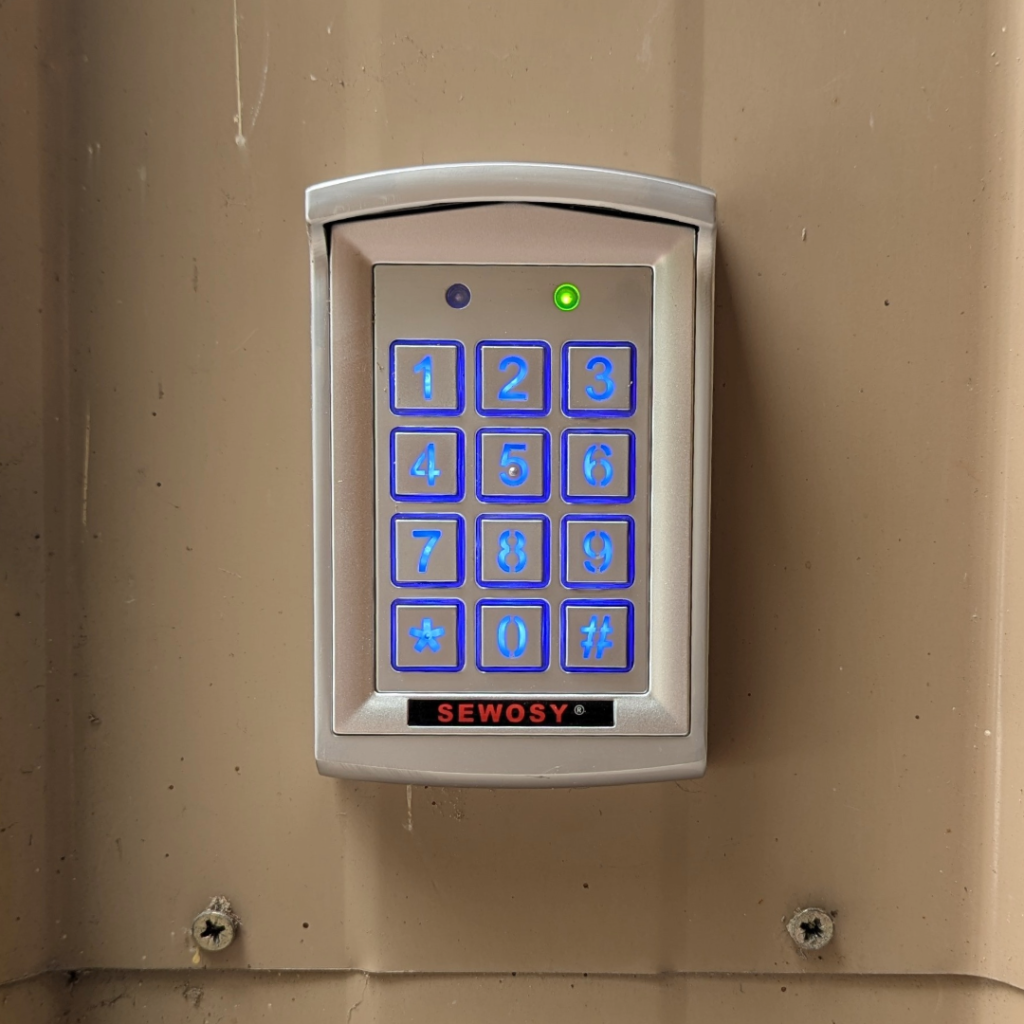installation contrôle d'accès par digicode avec rétroéclairage