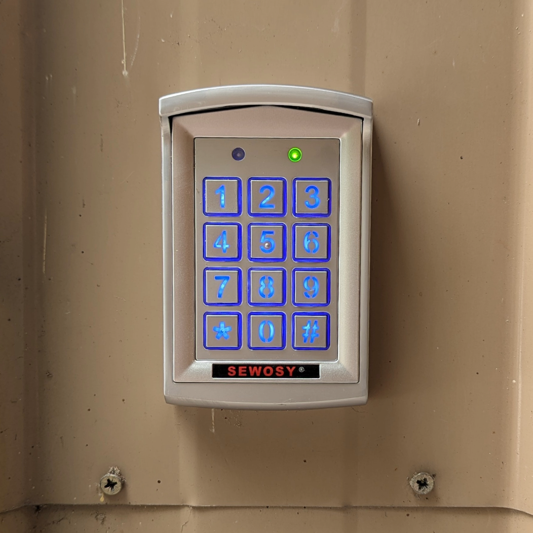 installation contrôle d'accès par digicode avec rétroéclairage
