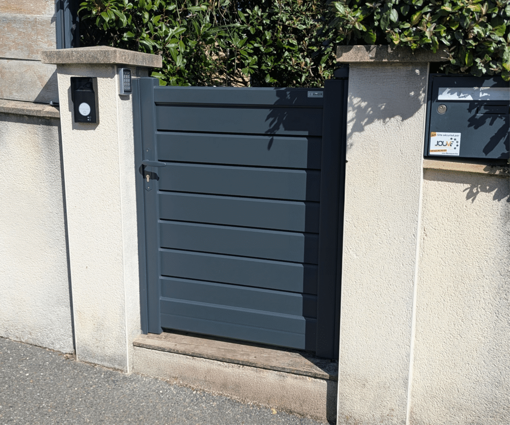 installation d'interphone pres de Rodez sur poteau de portillon