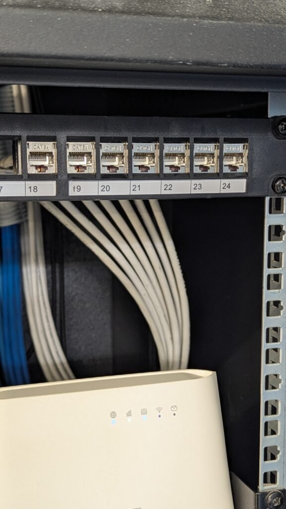 coffret serveur avec câbles rj45 et switch internet