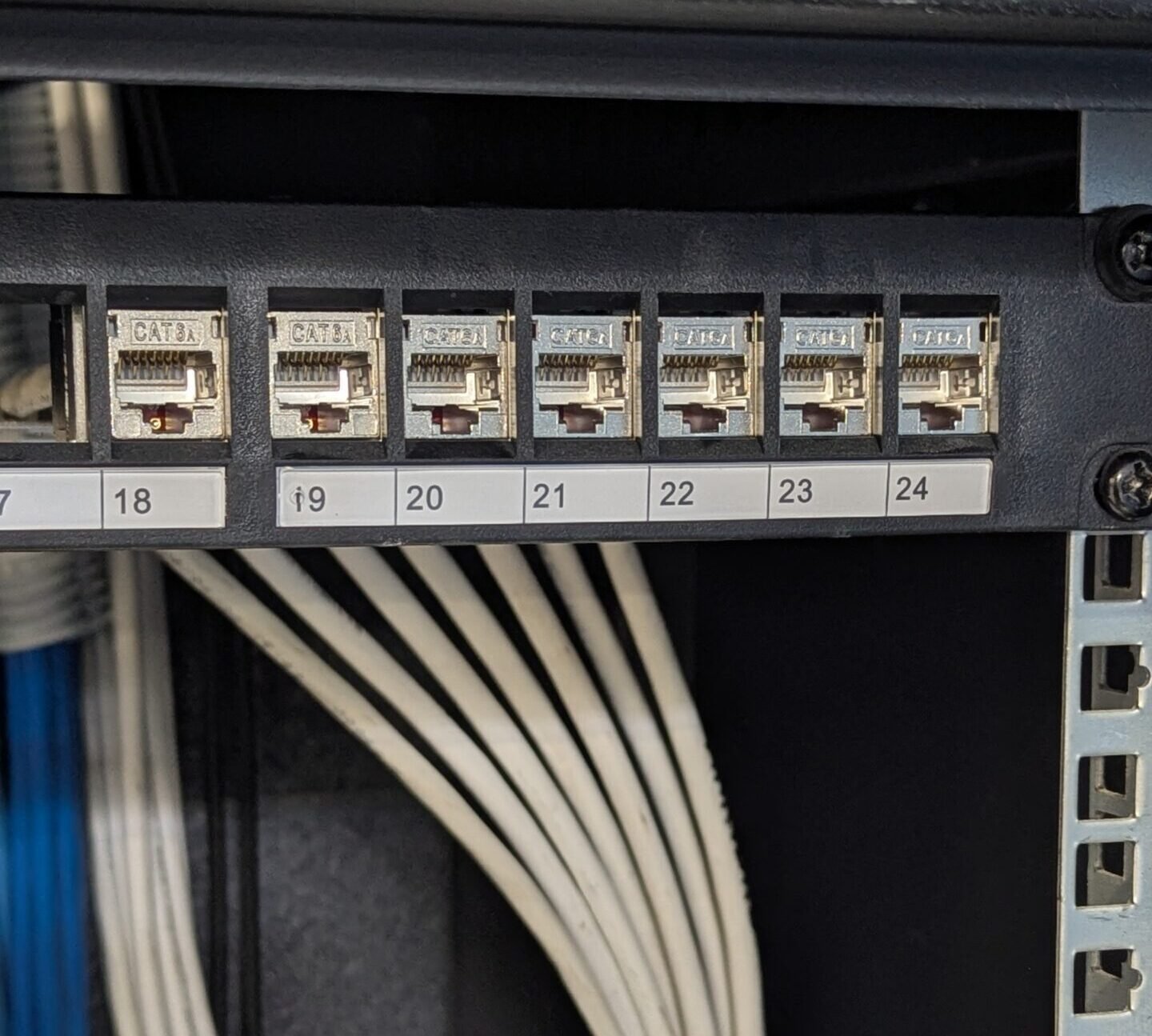 coffret serveur avec câbles rj45 et switch internet