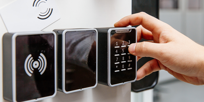 3 boitiers interphone digicode et rfid noir