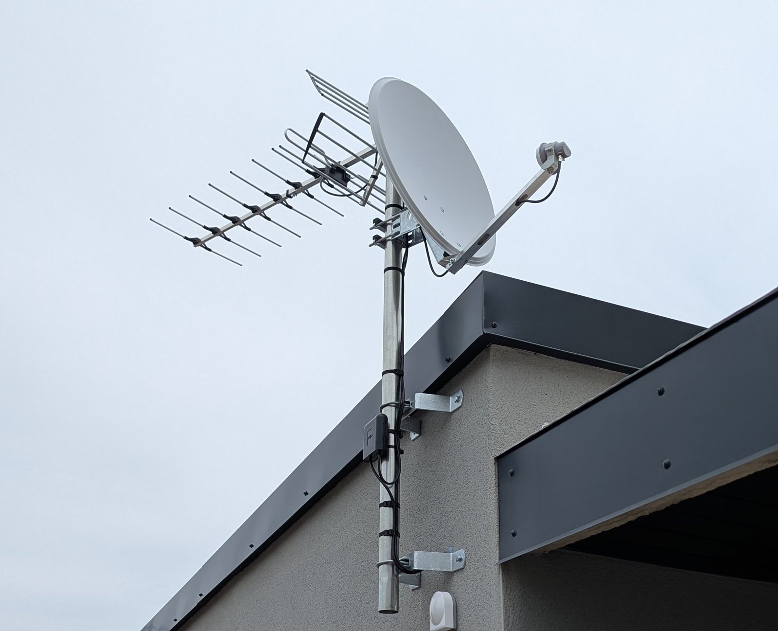 fixation murale d'un mat avec parabole et antenne fixer dessus