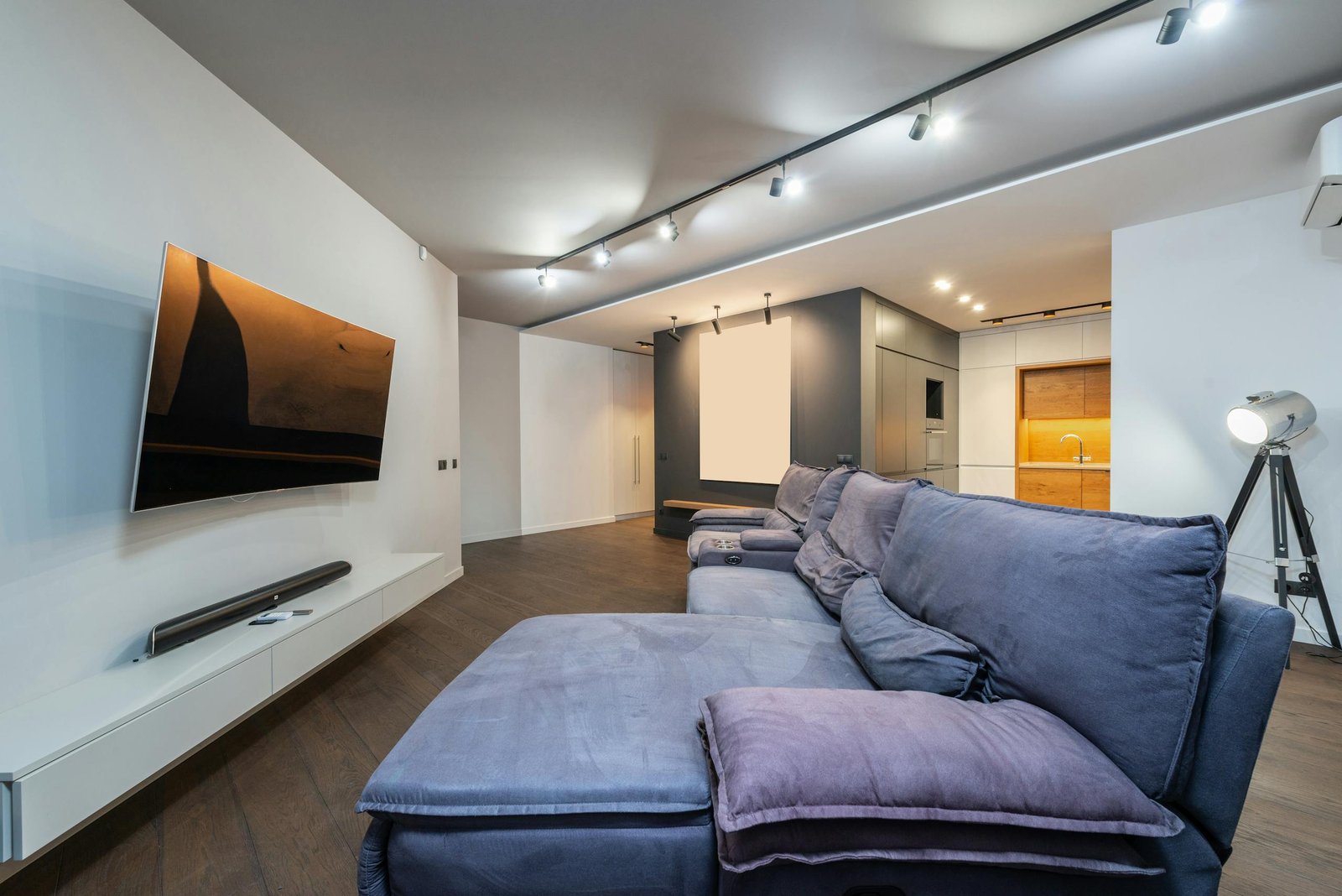 Salon spacieux et élégant doté d'un mobilier moderne et d'un design minimaliste