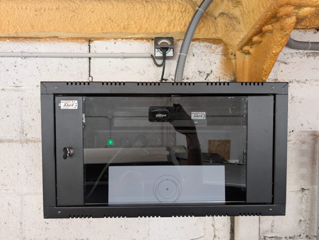 Installation Coffret multimédia intégrant alarme et répéteur wifi Starlink avec porte vitré