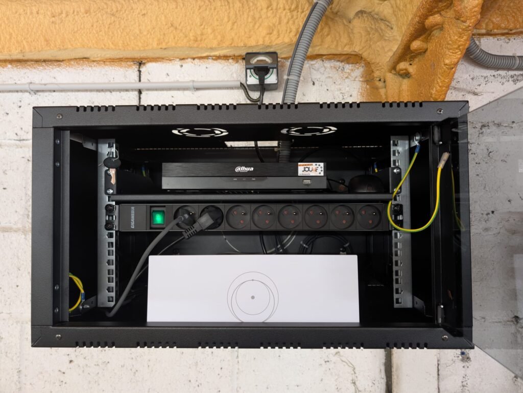 Installation d'un coffret multimédia intégrant le système d'alarme et le répéteur wifi Starlink