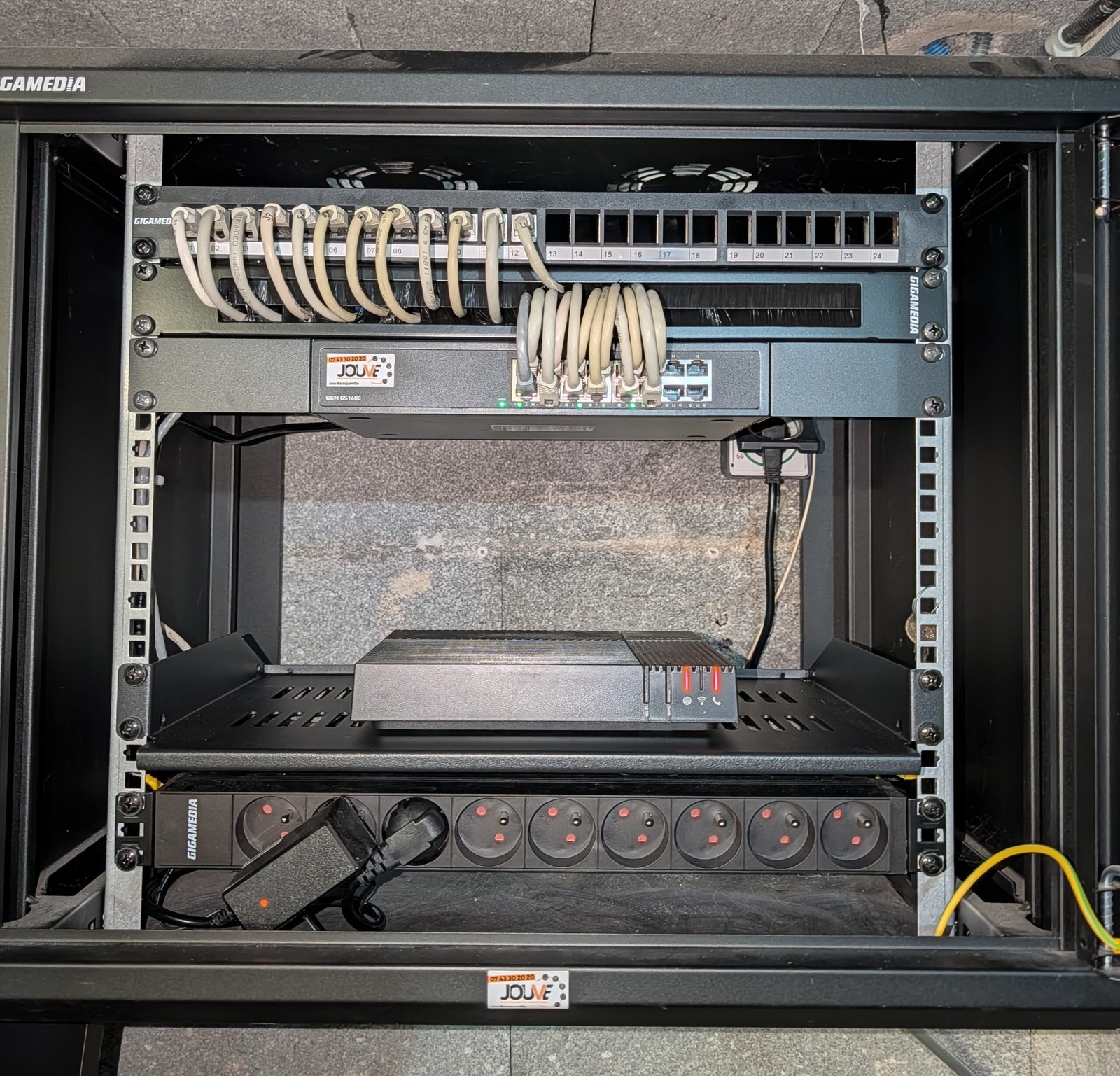 Baie informatique avec brassage RJ45 et équipements réseau installée par JOUVE SCF