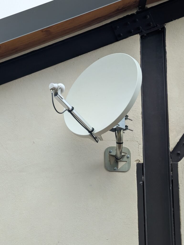 Installation d’une parabole satellite sur façade en Aveyron