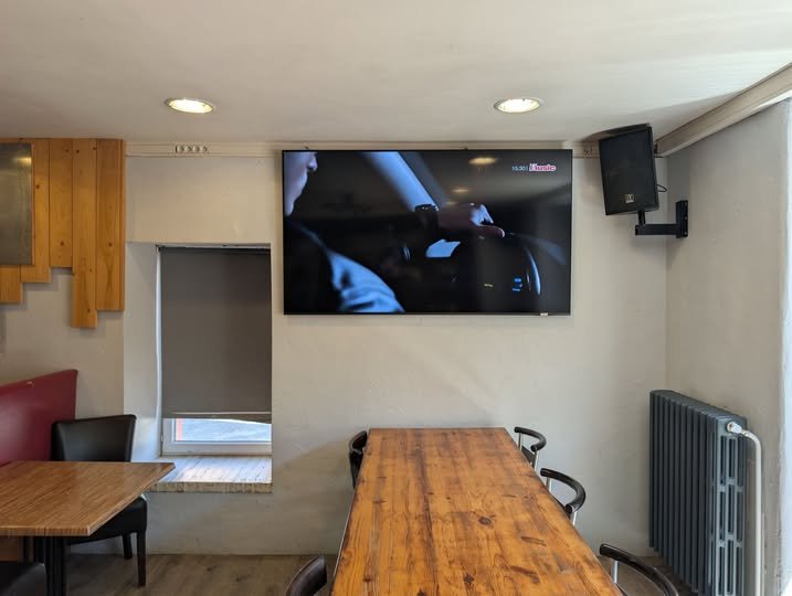 Écran Samsung Neo QLED 4K de 75 pouces installé au Bar L'Agriculture à Baraqueville