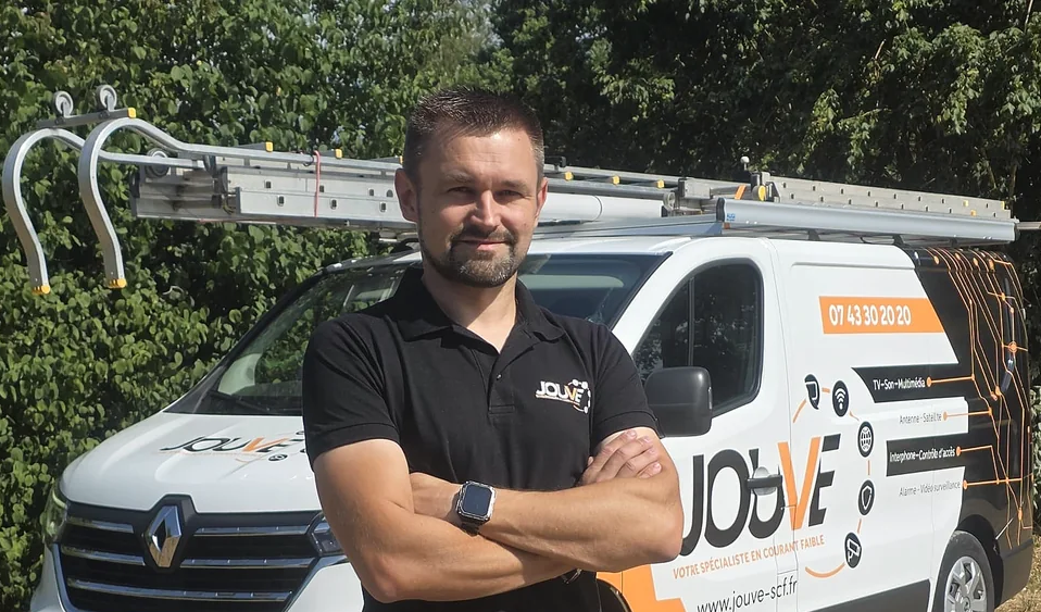 Jérôme Jouve devant le véhicule d’intervention JOUVE SCF