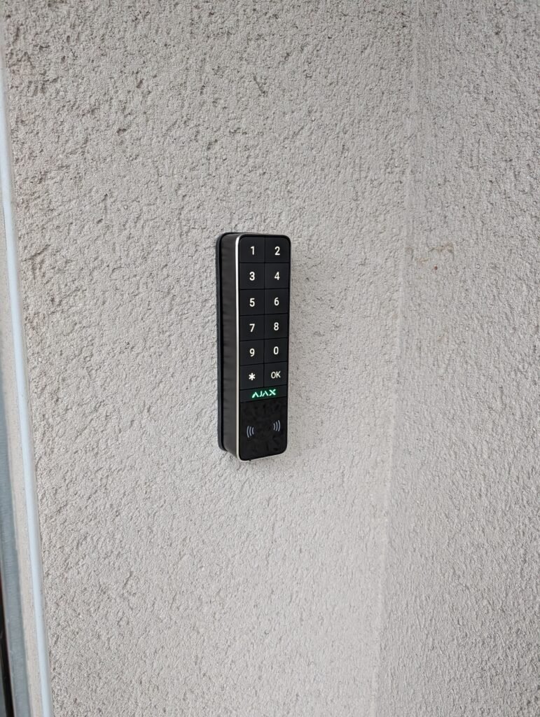 Clavier d’alarme extérieur AJAX avec lecteur de badge sans contact et commande par code, installé sur une façade par JOUVE SCF.