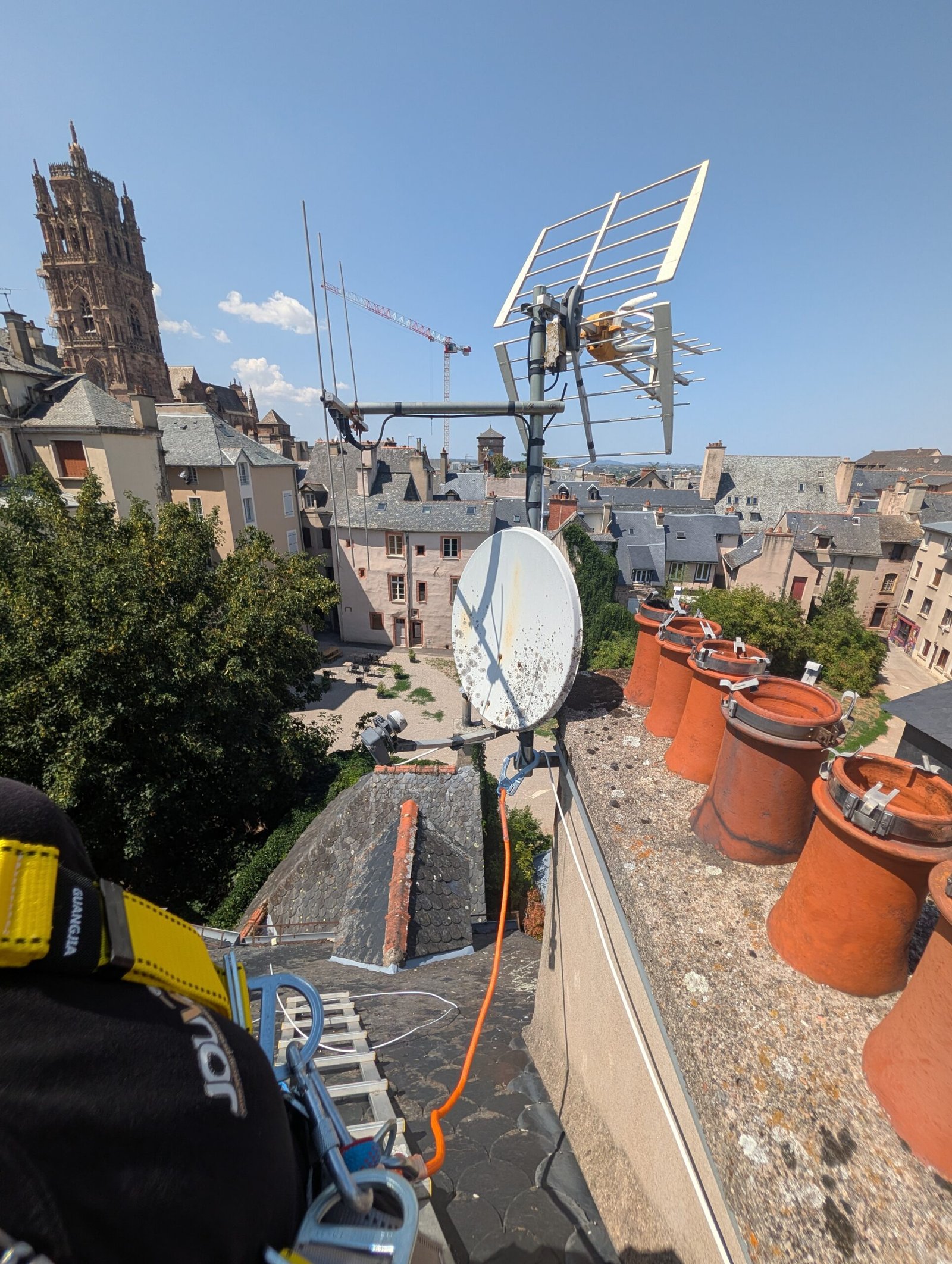 Diagnostic et dépannage de réception TV avec contrôle d'une antenne TNT et d'une parabole satellite sur toiture par JOUVE SCF à Rodez.