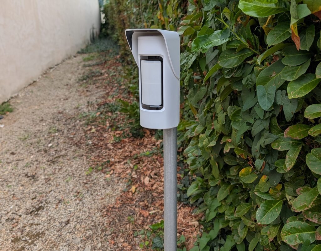 Vente et installation d'un détecteur de mouvement extérieur pour système d'alarme anti-intrusion et protection périmétrique, par JOUVE SCF.