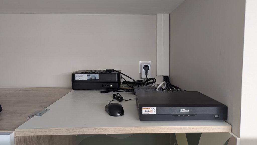 Installation d’un enregistreur de vidéosurveillance Dahua avec onduleur de secours, pour assurer la continuité de fonctionnement du système de sécurité, par JOUVE SCF.