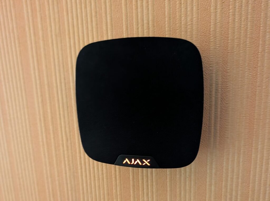 Installation d'un module audio Ajax SpeakerPhone pour système d'alarme connecté, permettant l'interpellation à distance et la levée de doute audio.